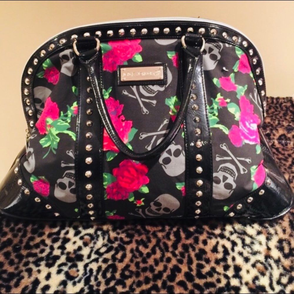 Betsey Johnson Skulls 💀 & Roses 🌹 Weekend Bag ✈️